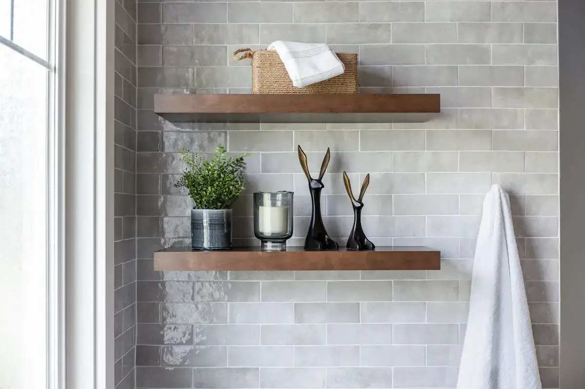 6 Items Designers Avoid on Open Shelves