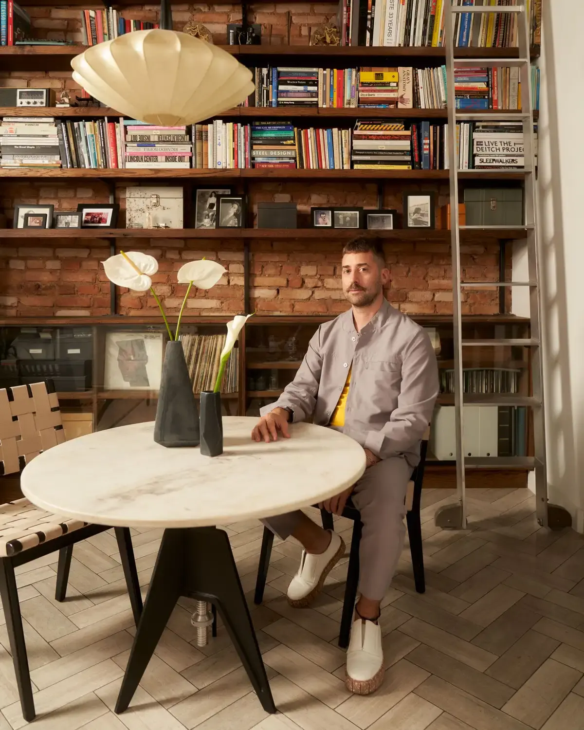 An 1830s Federal-style building in Manhattan has been given a new lease on life. A designer transformed an 860-square-foot loft. The project carefully mixed modern style with industrial elements. This approach honored the building's long history.