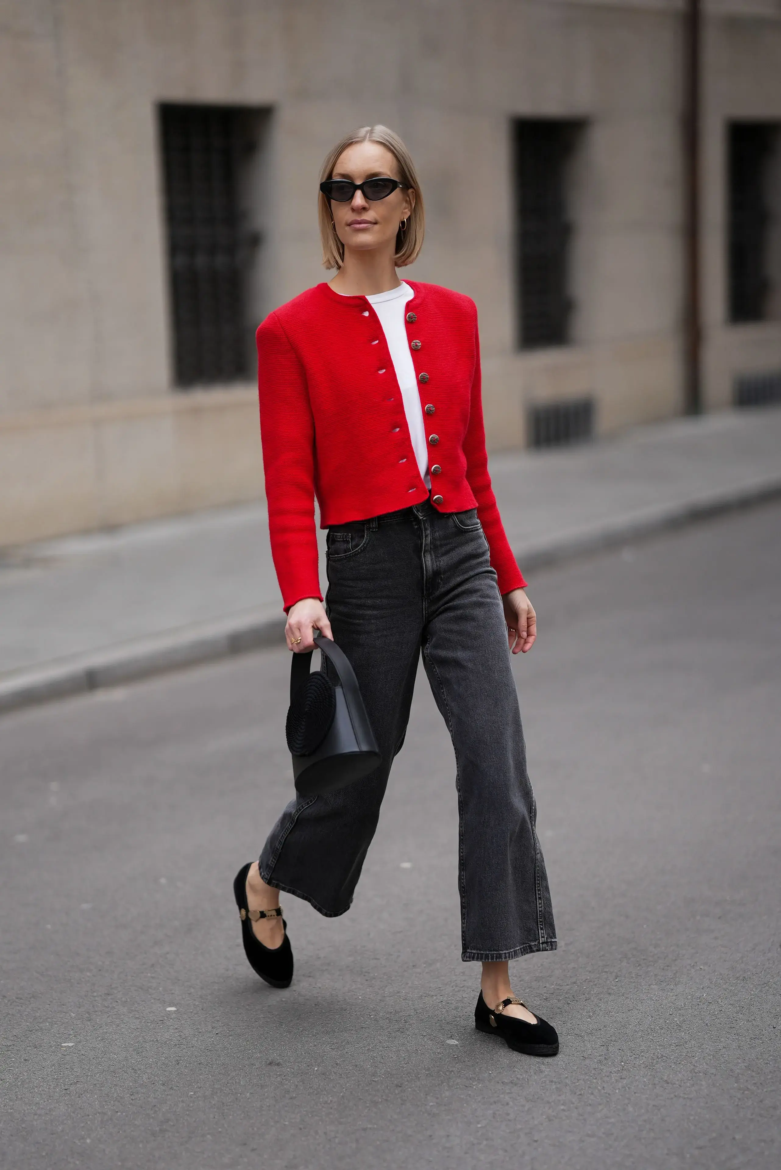 Cropped Jeans: Summer’s Essential Style