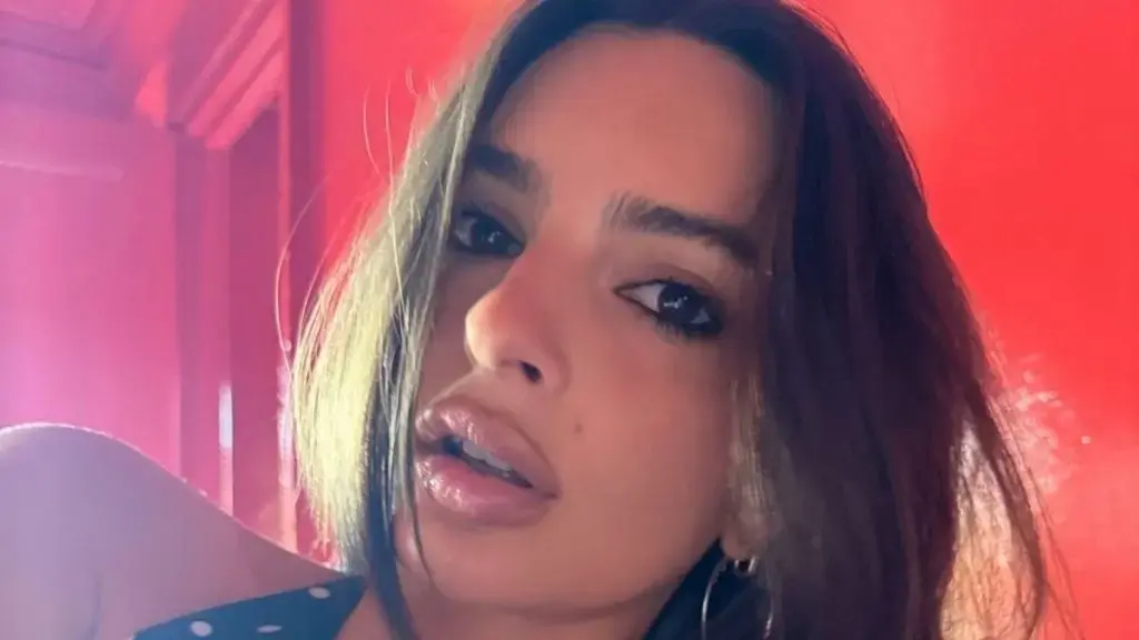 Emily Ratajkowski's Daring Red Dress Captivates On Social Media