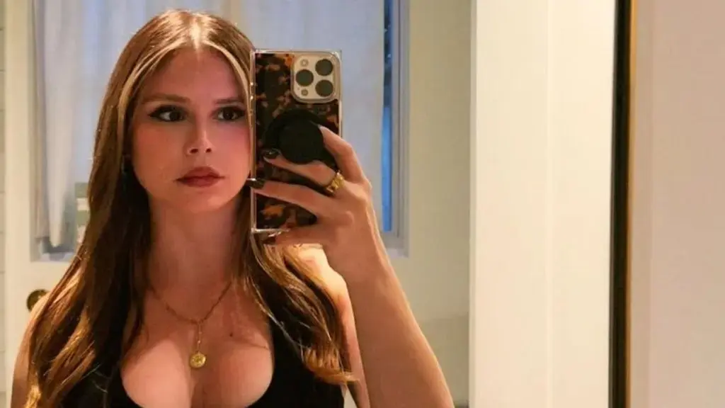 Erin Moriarty Stuns in Curve-Hugging Scarlet Dress