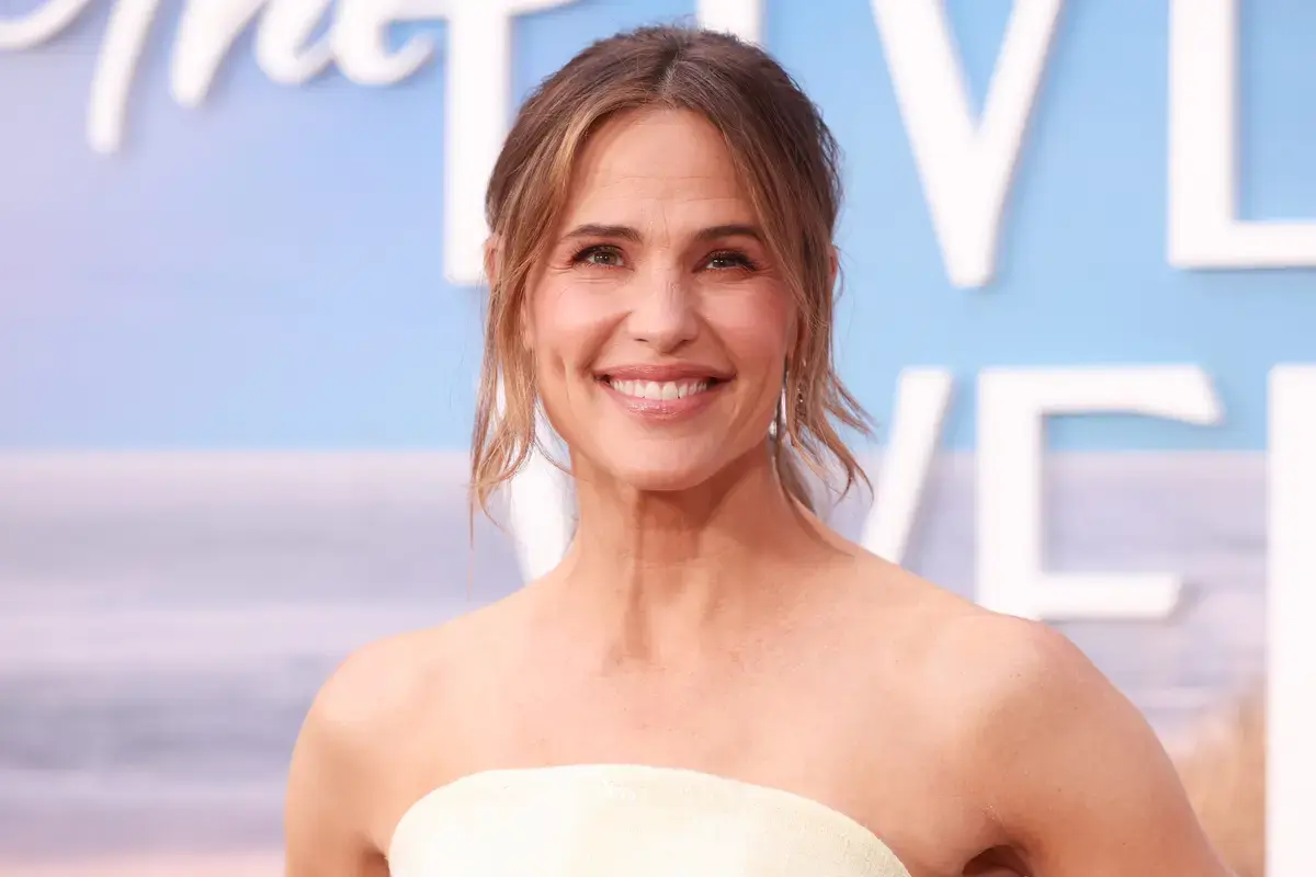 Jennifer Garner Wears Versatile Travel Dress