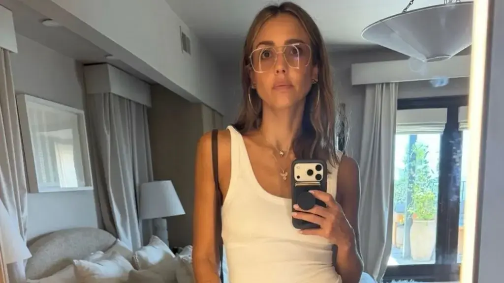 Jessica Alba Stuns in Bikini
