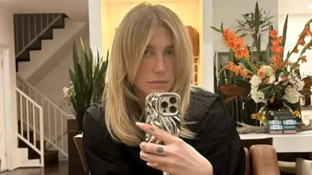 Kesha’s Bold Stage Look on Freedom Tour