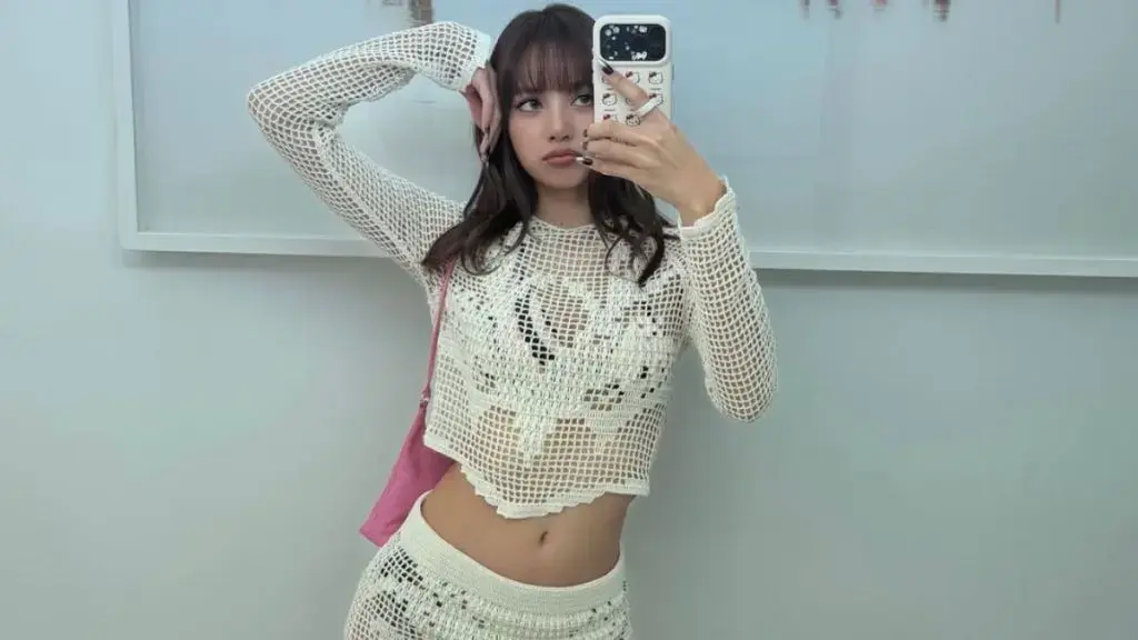 Lisa's Daring Mini Skirt Steals the Spotlight