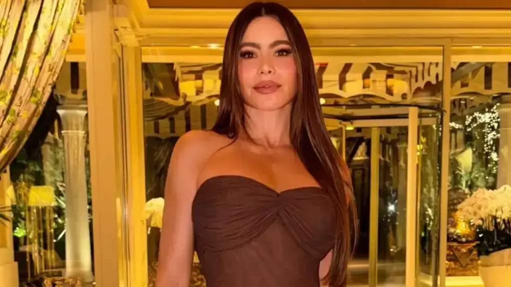Sofia Vergara Cheers Shakira in Daring Outfit