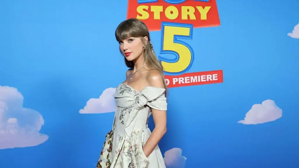 Taylor Swift Sizzles at Toy Story 5 Premiere