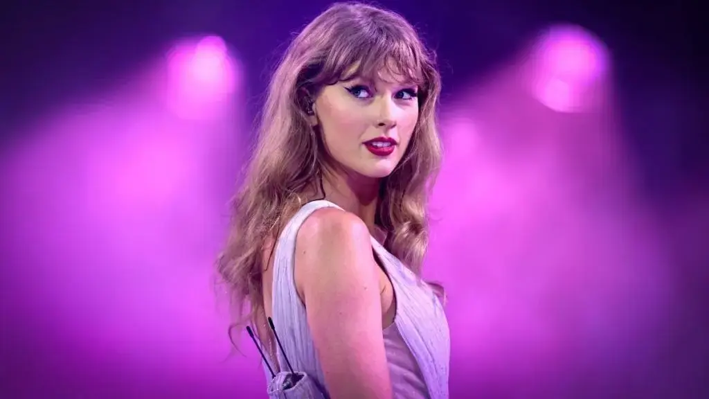 Taylor Swift Stuns London Crowd in Ultra‑Short Mini Dress After Recent Marriage