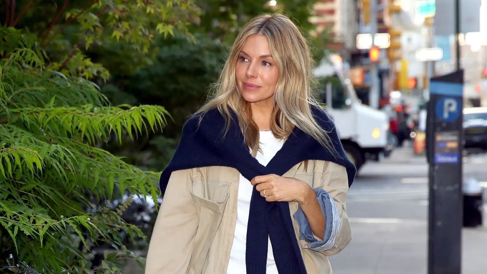 Off‑Duty It Girls Stick to One Autumn Outfit Formula, Fashion Insiders Say