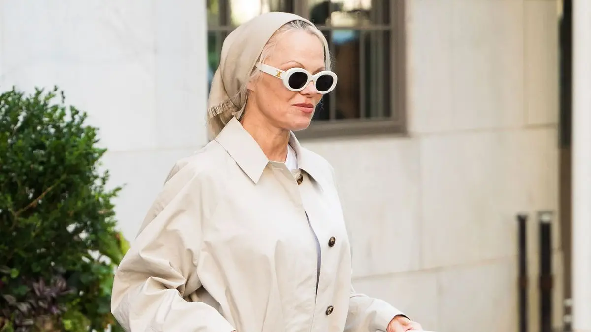 No Leggings, No Sneakers: First-Class Flyers Swear By Pamela Anderson's Anti-Trend Airport Outfit