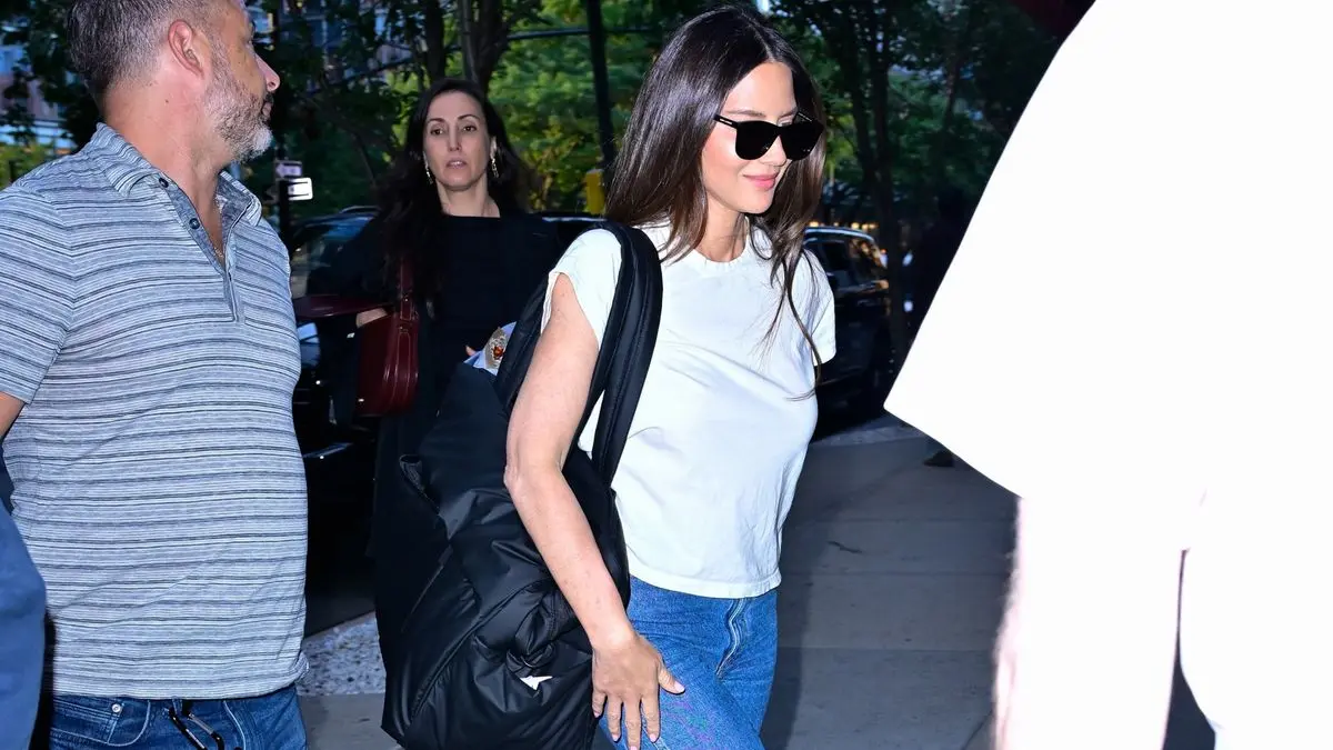 Flat‑Shoe Chic: NYC’s New Denim‑and‑Tee Staple