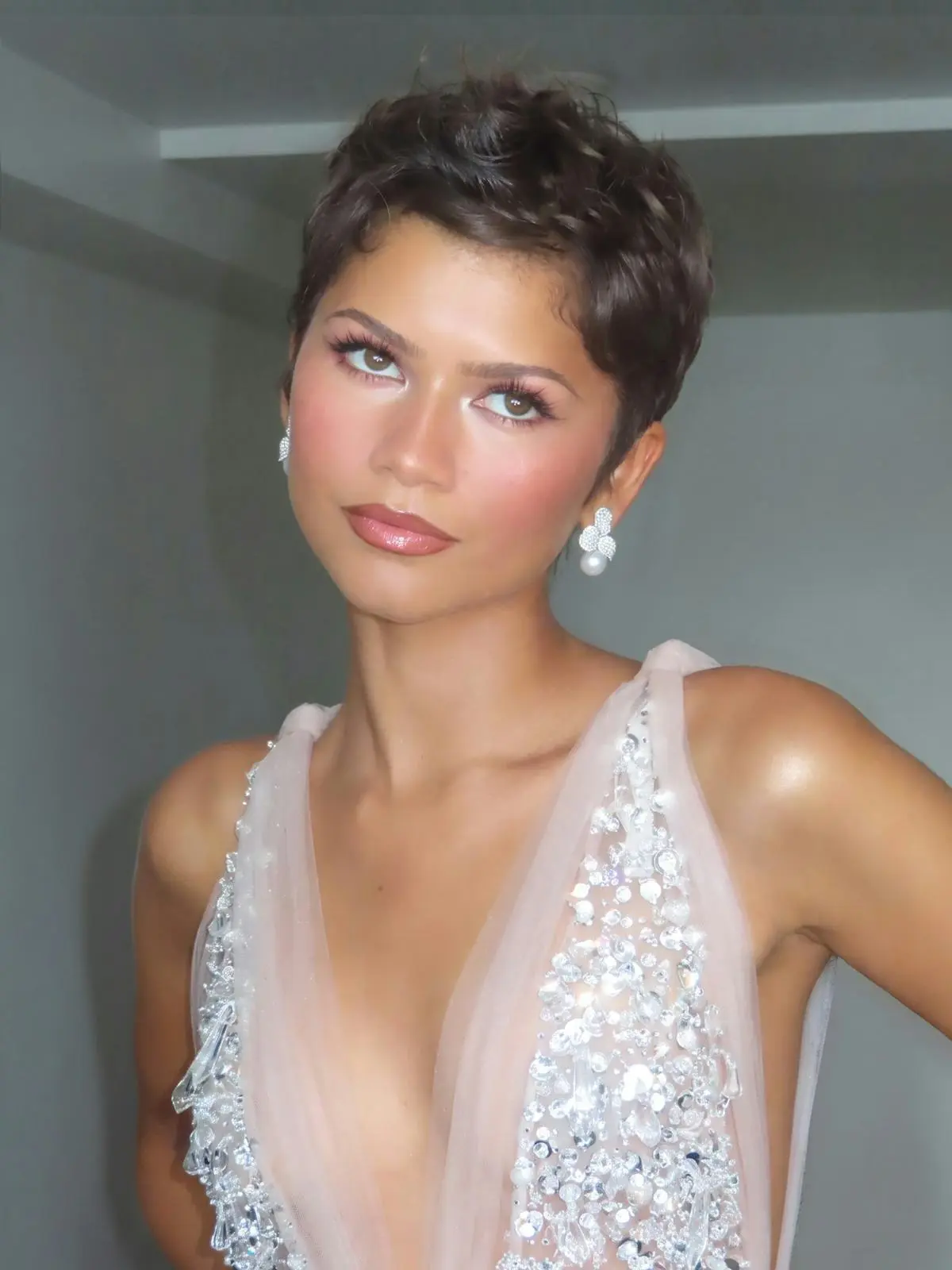 Frosted Makeup Returns to Spotlight as Celebs Showcase Shimmering Holiday Looks