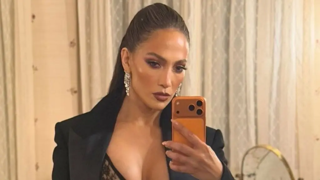 Jennifer Lopez Turns Heads During Casual Santa Monica Coffee Run