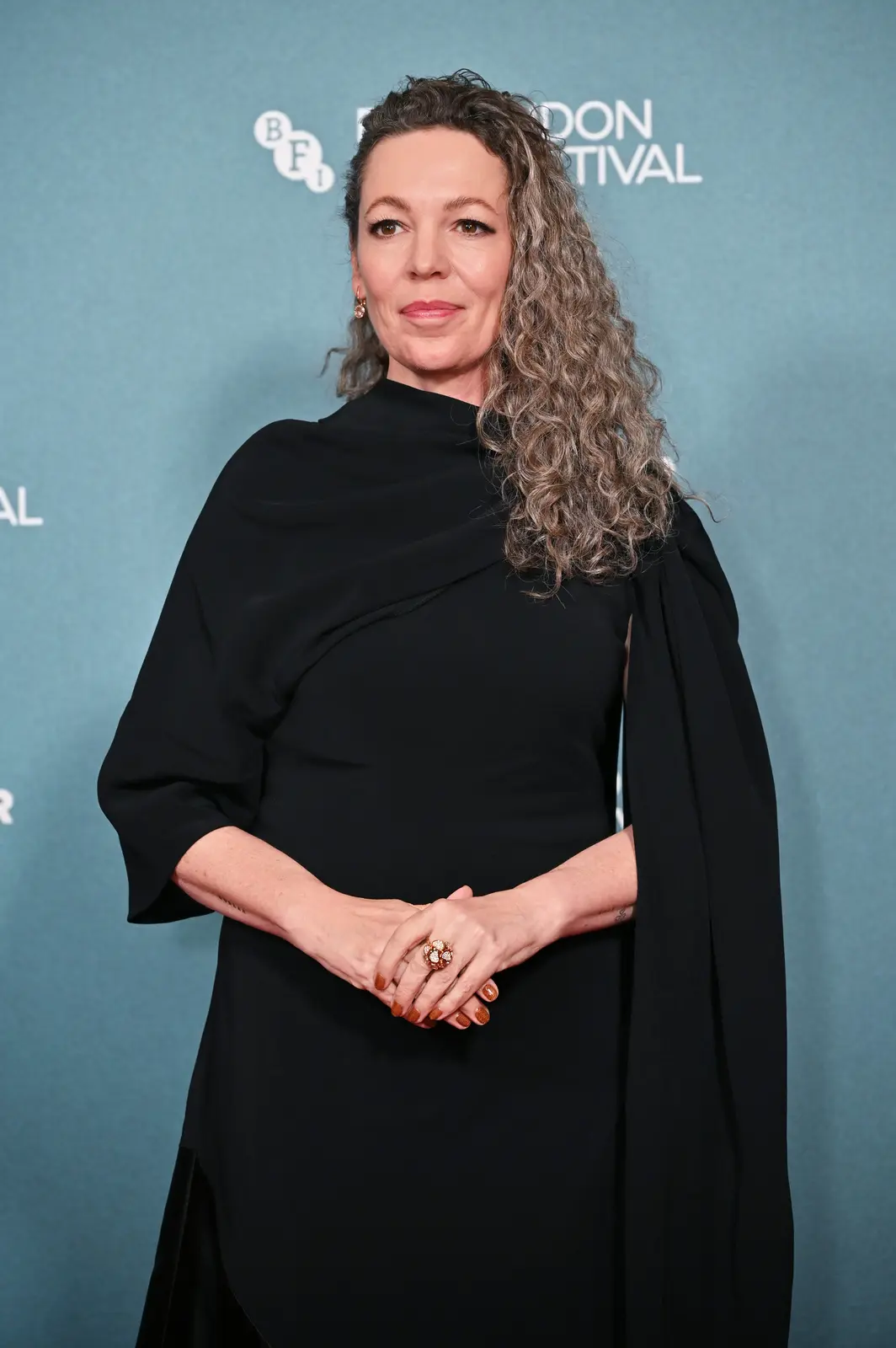 Olivia Colman’s „Salted Caramel Apple” Nail Look Takes Fall Fashion