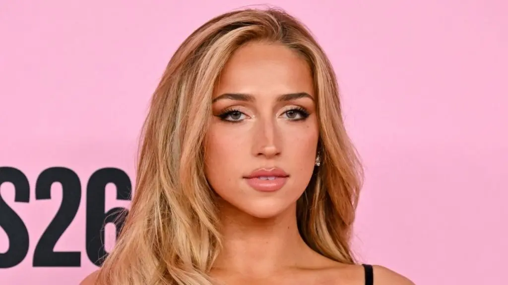 Tate McRae Wows in Cutout Butterfly Bra at VS Show